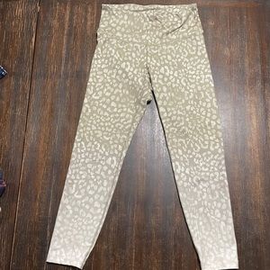 4 for $10 Old Navy Elevate Legging Gold Leopard Ombré  Size Medium